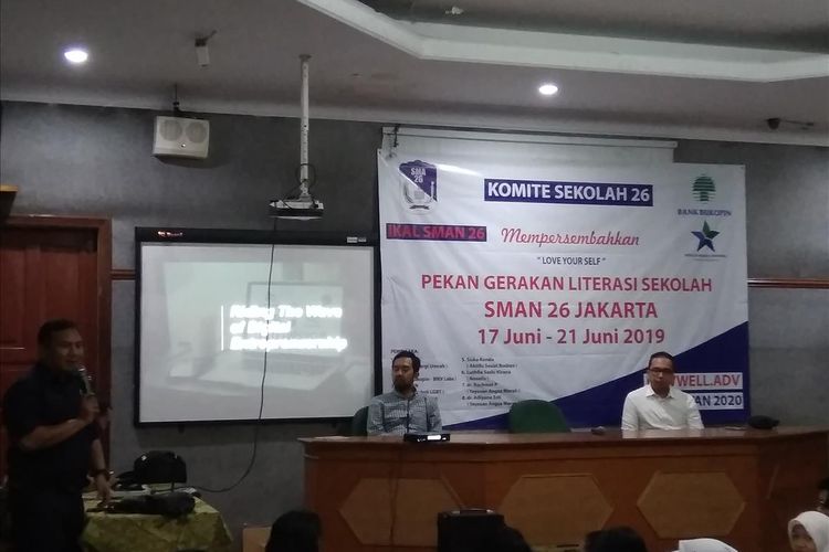 Tips Membangun Startup dari Mohamad Irfan dan Abul Ala Almaujudy dalam Pekan Literasi Keuangan SMA 26 Jakarta, Senin (17/6/2019).