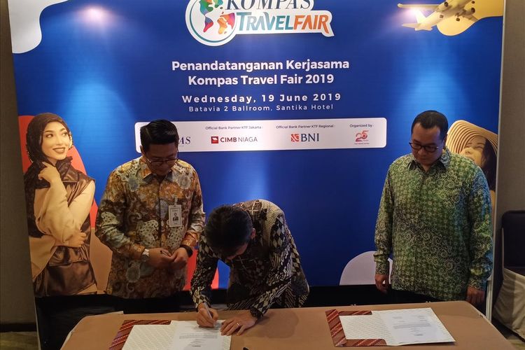 Harian Kompas bersama mitra perbankan, CIMB Niaga dan BNI menandatangani kerja sama dalam pelaksanaan Kompas Travel Fair di Jakarta, Rabu (19/6/2019).