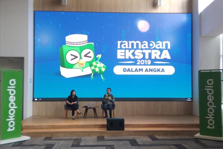 VP Corporate Communications Nuraini Razak (kiri) dan CEO Tokopedia William Tanuwijaya (kanan) saat memaparkan pencapaian Tokopedia saat bulan Ramadhan tahun 2019 di Jakarta, Rabu (19/6/2019).