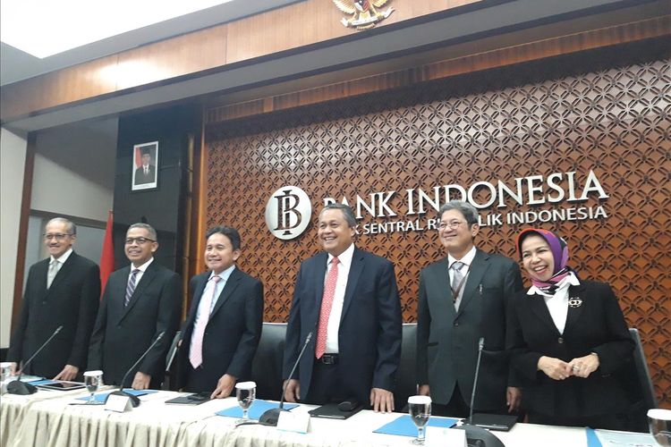 Jajaran Dewan Gubernur Bank Indonesia (BI) saat akan memaparkan hasil Rapat Dewan Gubernur (RSG) di Jakarta, Kamis (20/6/2019).