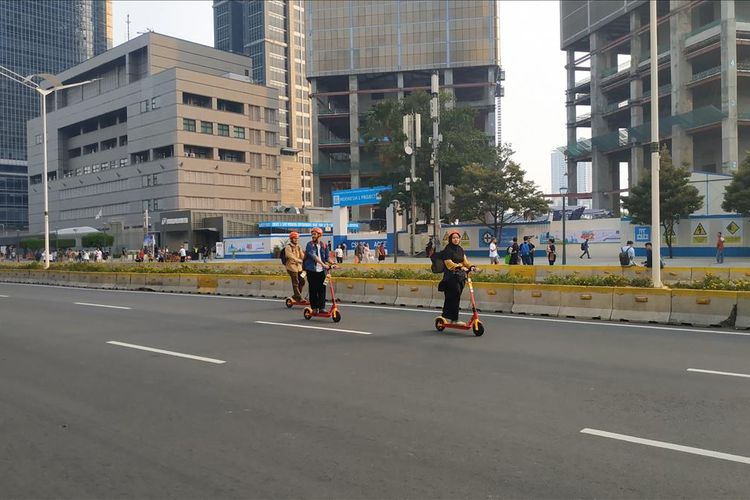 Warga tampak antusias menjajal otopet listrik di jalan MH Thamrin yang bebas kendaraan, Sabtu (22/6/2019) sore jelang acara puncak perayaan hari ulang tahun ke-492 Jakarta.