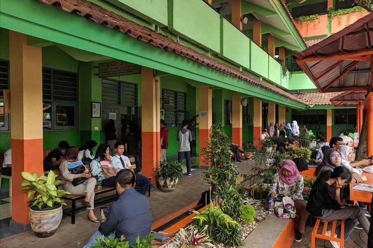 Hari Pertama Pendaftaran Siswa Baru di SMA 78 Jakarta Barat pada Senin (24/6/2019)