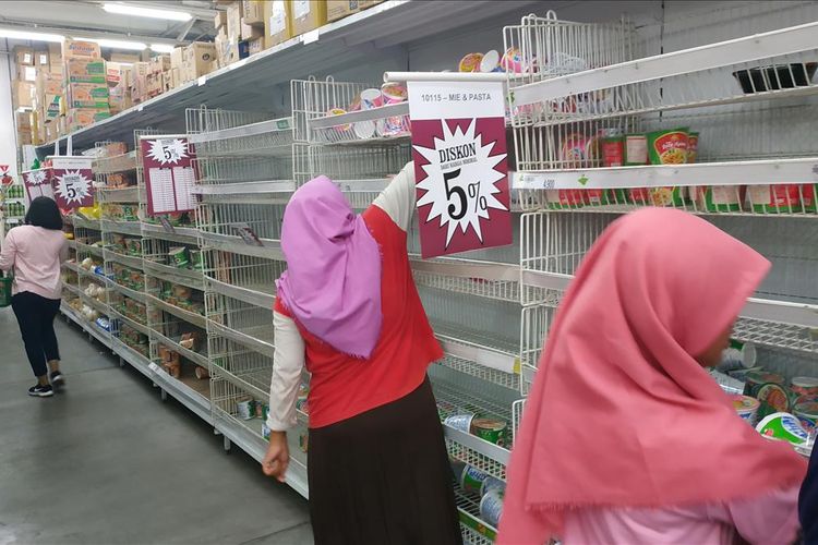 Sejumlah item yang didiskon dalam rangka cuci gudang di Giant Ekstra Wisma Asri, Bekasi Utara, Senin (24/6/2019) mulai habis.