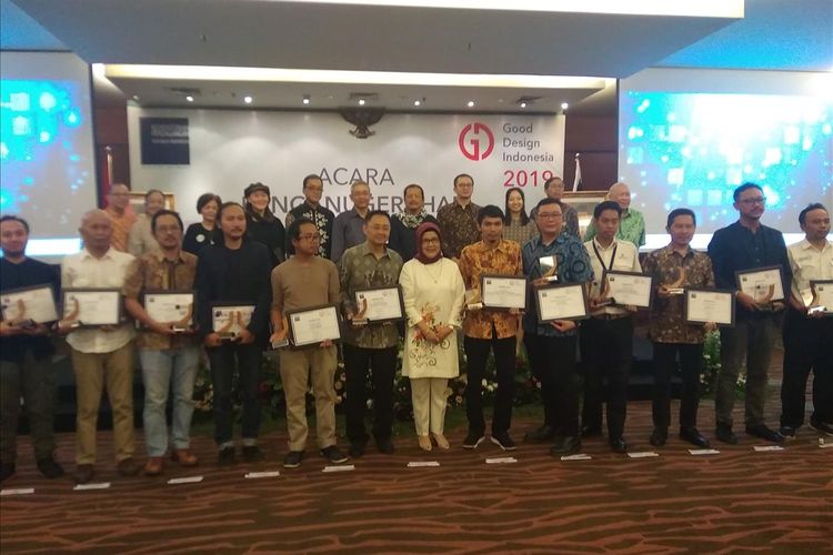Direktur Jenderal Pengembangan Ekspor Nasional (PEN) Kementrian Perdagangan - Arlinda (tengah) saat foto bersama pemenang GDI 2019 di Jakarta, Rabu (26/6/2019).