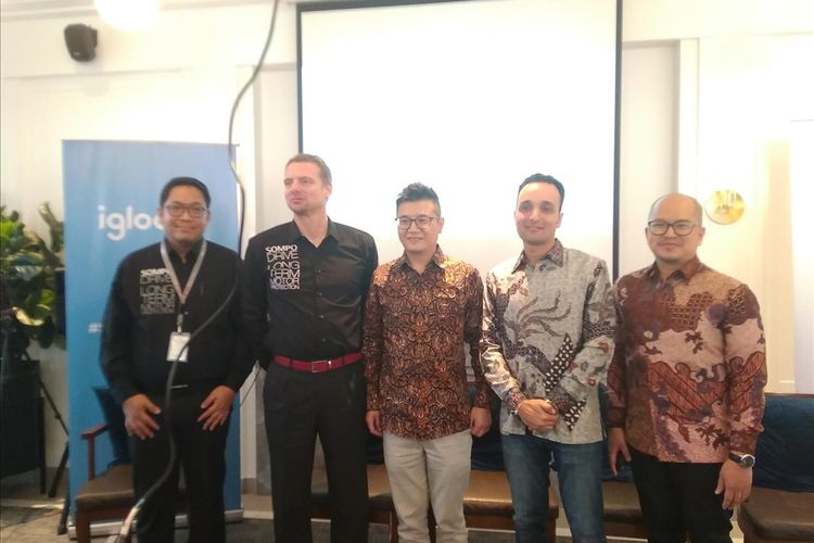 CEO Sompo Insurance Indonesia Eric Nemitz (ke-2 dari kiri) dan CEO Axinan Wei Zhu (ke-3 dari kiri) foto bersama rekan usai meluncurkan Produk Asuransi Perlindungan Layar Ponsel Axinan X Sompo di Jakarta, Kamis (27/6/2019).