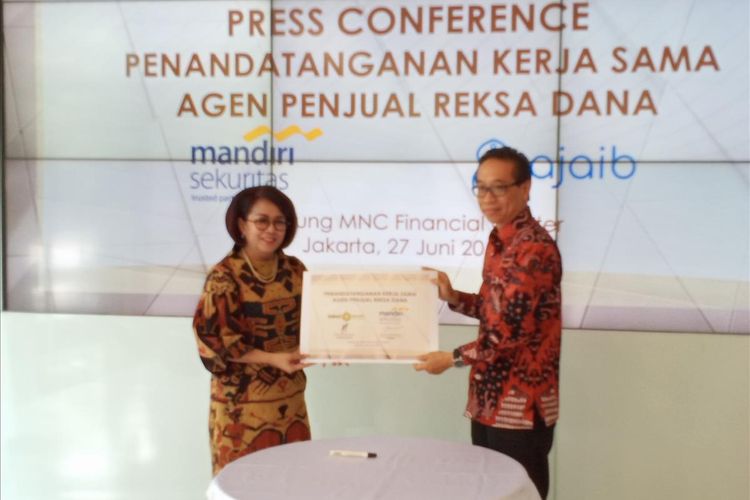 Direktur Utama MNC Asset Management Frery Kojongian dan Direktur Mandiri Sekuritas Lisana Irianiwati usai menandatangani kerja sama dalam distribusi produk investasi reksa dana di Jakarta, Kamis (27/6/2019).