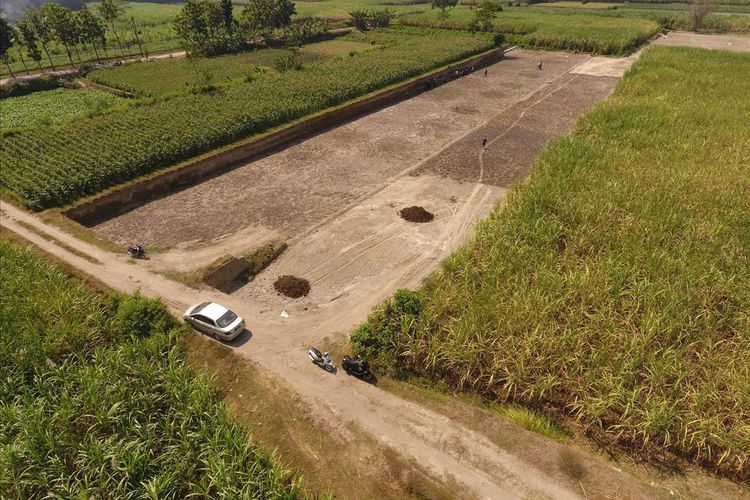 Hasil foto udara lokasi penemuan situs purbakala di Dusun Kedaton, Desa Bulurejo, Kecamatan Diwek, Kabupaten Jombang, Jawa Timur, oleh tim dari Badan Pelestarian Cagar Budaya (BPCB) Jawa Timur.