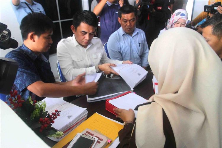 Penyidik Gakkumdu saat melimpahkan berkas perkara lima komisioner KPU Palembang yang diduga melakukan pelanggaran pemilu kepada Kejasaan Negeri Palembang, Rabu (19/6/2019).