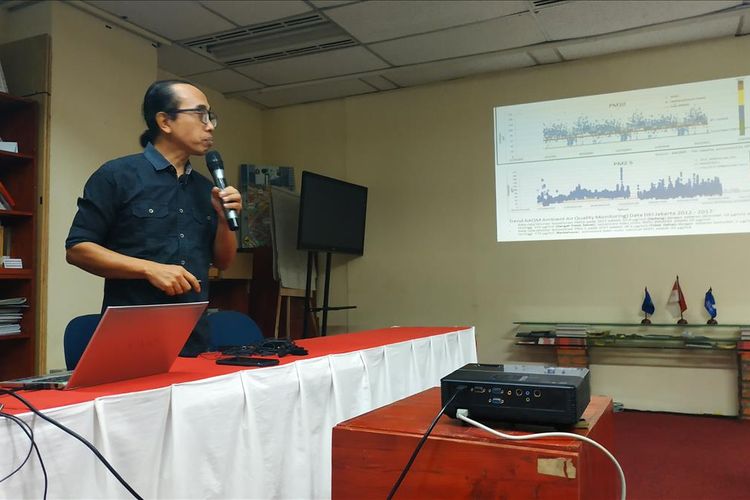 Direktur Eksekutif Komisi Penghapusan Bensin Bertimbal (KPBB) memaparkan data pencemaran udara DKI Jakarta, Jumat (28/6/2019).