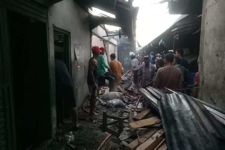Sisa - sisa kebakaran di Pasar Gajah , Kabupaten Demak, Jateng , Jumat (28/6/2019)
