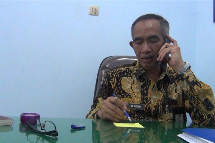 Kepala dinas Kesehatan kabupaten Pacitan Jawa Timur Eko Budiono diruangan dinas, pada saat menyampaikan keterangan terkait wabah Hepatitis-A yang menjangkit Ratusan warga Pacitan Jawa Timur kepada sejumlah wartawan dari berbagai Media (28/06/2019)