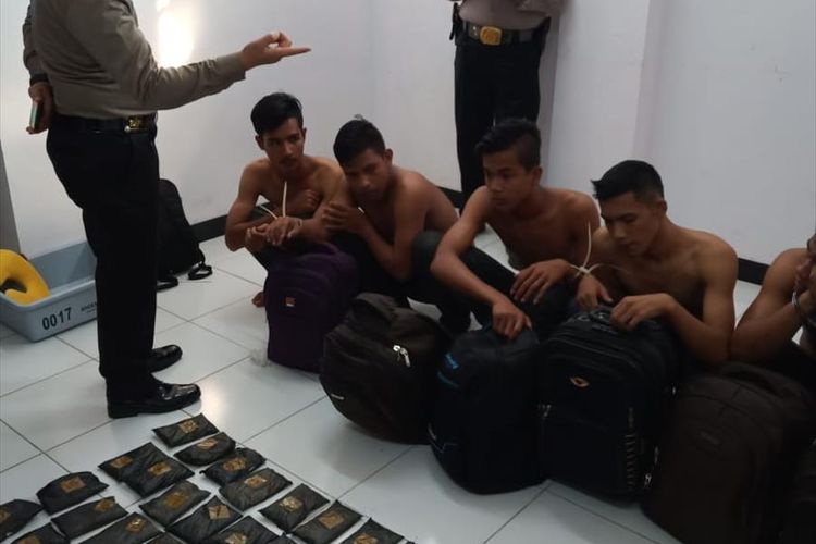 Delapan tersangka yang berhasil diamankan petugas bandara karena kedapatan membawa sabu yang disimpan di sepatu di Bandara Sultan Syarif Kasim Pekanbaru