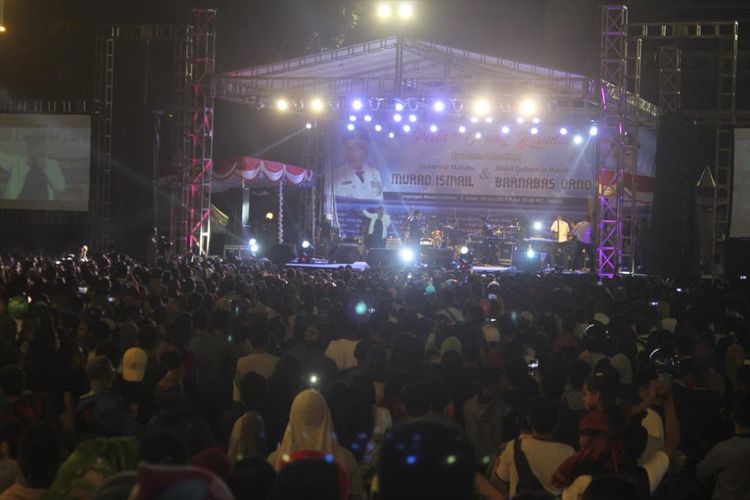 Ribuan warga Kota Ambon memadati Lapangan Merdeka Ambon untuk merayakan pesta orang basudara, Jumat malam (28/6/2019)