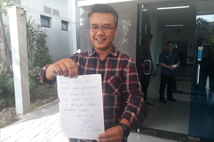 Kepala Bagian Hubungan Masyarakat Pemerintah Kota Surabaya Muhammad Fikser menunjukkan surat berupa ucapan terimakasih yang ditujukan kepada masyarakat yang ditulis olah Wali Kota Surabaya Tri Rismaharini, Sabtu (29/6/2019).
