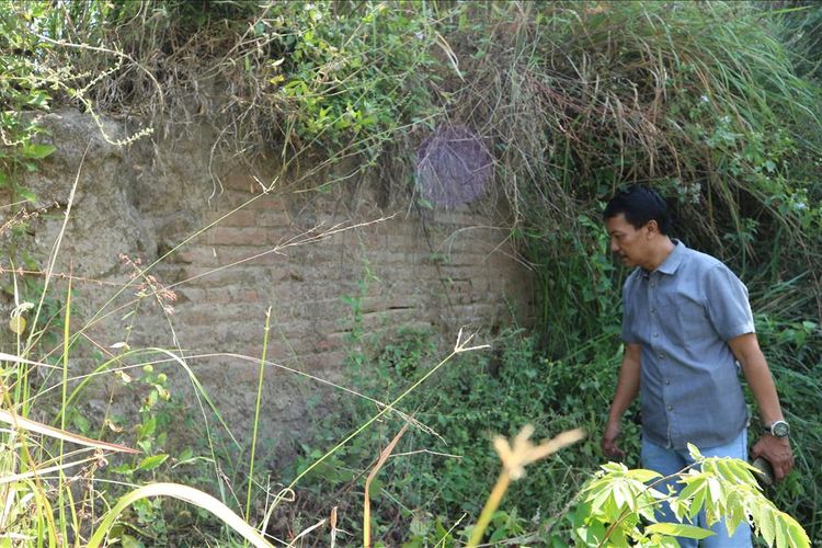 Petugas dari jajaran Kepolisian Resor Jombang, pada Jum'at (28/6/201), meninjau situs purbakala yang ditemukan di Desa Sugihwaras, Kecamatan Ngoro, Kabupaten Jombang pada akhir tahun 2016.