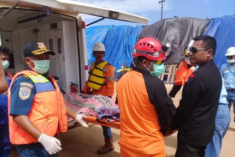 Satu lagi korban meninggal atas terbaliknya kapal tongkang di Perairan Kabupaten Pulau Taliabu, Maluku Utara, Sabtu (29/06/2019)