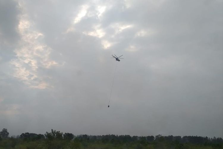 Helikopter waterbombing membantu upaya pemadaman karhutla di wilayah Riau