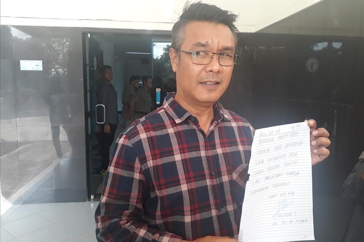 Kepala Bagian Hubungan Masyarakat Pemerintah Kota Surabaya Muhammad Fikser menunjukkan surat yang ditulis Wali Kota Surabaya Tri Rismaharini kepada warga yang mendoakan kesembuhan Risma.