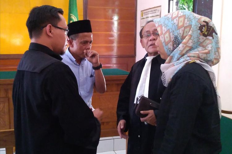 Terdakwa Tika dan Mbah Pri (berpeci) berbincang bersama kuasa hukumnya seusai menjalani sidang di Pengadilan Negeri (PN) Banjarnegara, Jawa Tengah, Senin (1/7/2019)