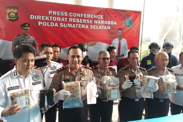 Polda Sumatera Selatan menggagalkan peredaran sabu sebanyak 9 kilogram yang didapatkan dari empat tersangka, Senin (1/7/2019).