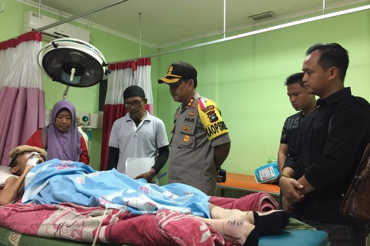 Kapolres Karimun berkunjung dan melihat langsung kondisi Alandra yang mengidap pwnyakit kanker otak