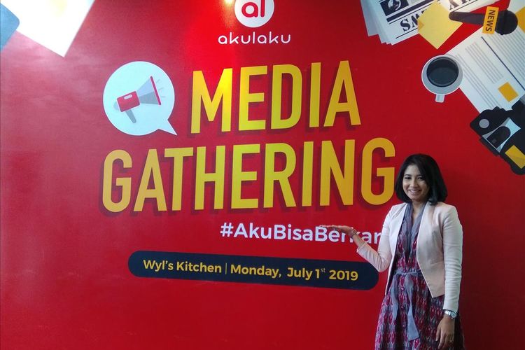 Direktur of Corporate Affairs & Public Relations Akulaku Indonesia Anggie Setia Ariningsih berpose usai melakukan konferensi pers bersama awak media di Jakarta, Senin (1/7/2019).