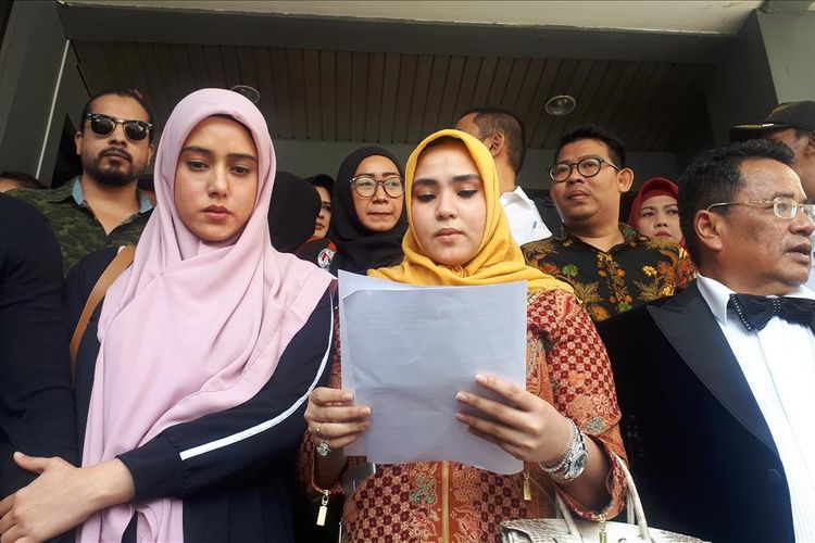 Artis Fairuz A. Rafiq melaporkan mantan suaminya, Galih Ginanjar, Rey Utami, dan Pablo Benua atas kasus dugaan pencemaran nama baik melalui media sosial. Laporan tersebut dibuat di Sentra Pelayanan Kepolisaian Terpadu (SPKT) Polda Metro Jaya