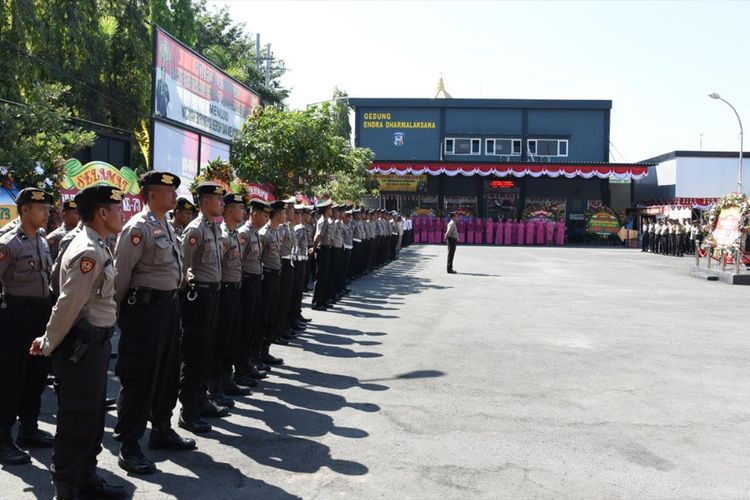 Sebanyak 67 anggota kepolisian mendapat kenaikan pangkat bertepatan dengan HUT ke-73 Bhayangkara di Mapolres Lamongan, Senin (01/7/2019)