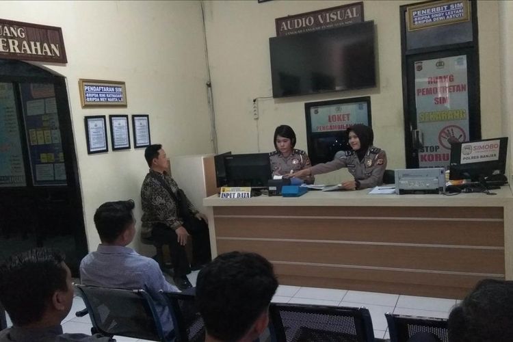 Petugas Polwan dari Satuan Lalu Lintas Polres Banjar melayani pembuatan SIM di Mapolres Banjar, Senin (1/7/2019).