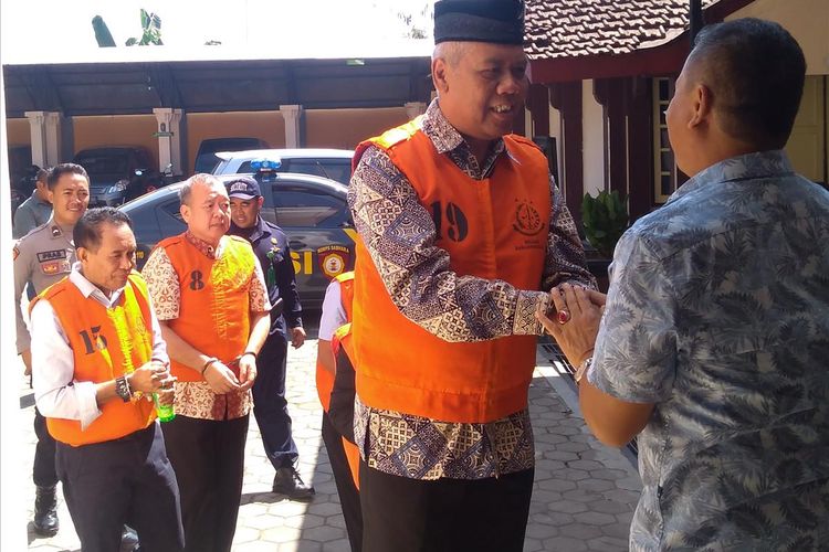 Terdakwa Dwi Irianto alias Mbah Putih (berpeci) tiba di Pengadilan Negeri Banjarnegara, Jawa Tengah, Senin (1/7/2019)