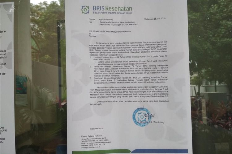 Pengumuman pemutusan kerja sama  BPJS Kesehatan KC Makassar dengan RSK Mata Masyarakat Makassar karena alasan akreditasi di pintu masuk rumah sakit tersebut di Jalan Wijaya Kusuma, Kecamatan Rappocini, kota Makassar, Selasa (2/7/2019).