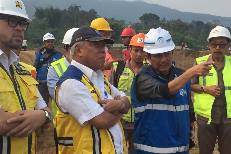 Menteri PUPR Basuki Hadimuljono saat mendengarkan penjelasan terkait proyek Tol Cisumdawu, Selasa (2/7/2019).