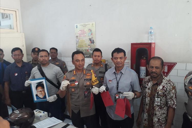 Kapolrestabes Surabaya Kombes Pol Sandi Nugraha saat merilis kasus curanmor di ruang mayat RSUD Dr Soetomo, Surabaya, Jawa Timur, Selasa (2/7/2019).