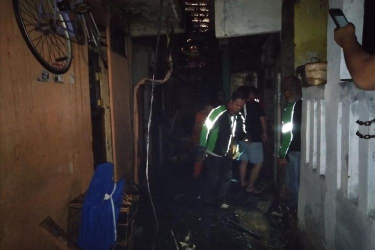 7 Rumah Terbakar di kawasan Mampang, Jakarta Selatan diduga karena korsleting listrik, Selasa (2/7/2019)