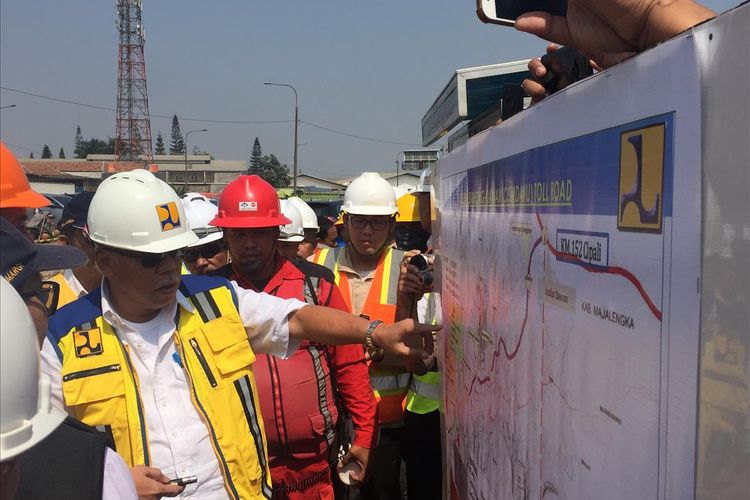 Menteri PUPR Basuki Hadimuljono saat meninjau Phase 3 proyek Tol Cisumdawu, Selasa (2/7/2019).