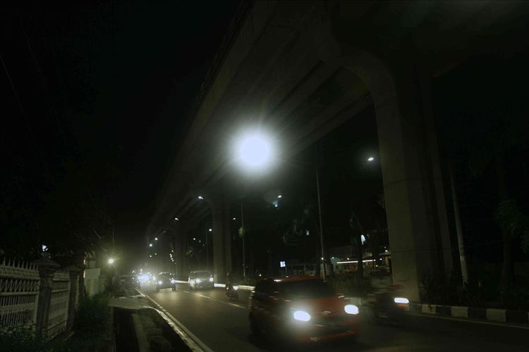 Suasana sepanjang jalur LRT Sumsel di jalan Angkatan 45 Palembang, Selasa (2/7/2019). Sebelumnya, pihak PLN memutus  aliran listrik karena pengelola LRT menunggak pembayaran selama 6 bulan.
