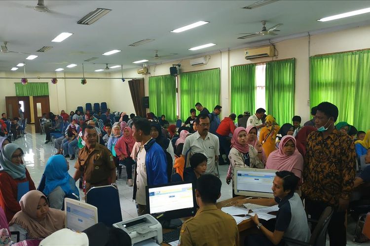 Orangtua murid menyambangi kantor Dinas Pendidikan Kota Bekasi pada hari kedua pendaftaran peserta didik baru (PPDB), Selasa (2/7/2019) untuk mengajukan perbaikan radius rumah ke sekolah.
