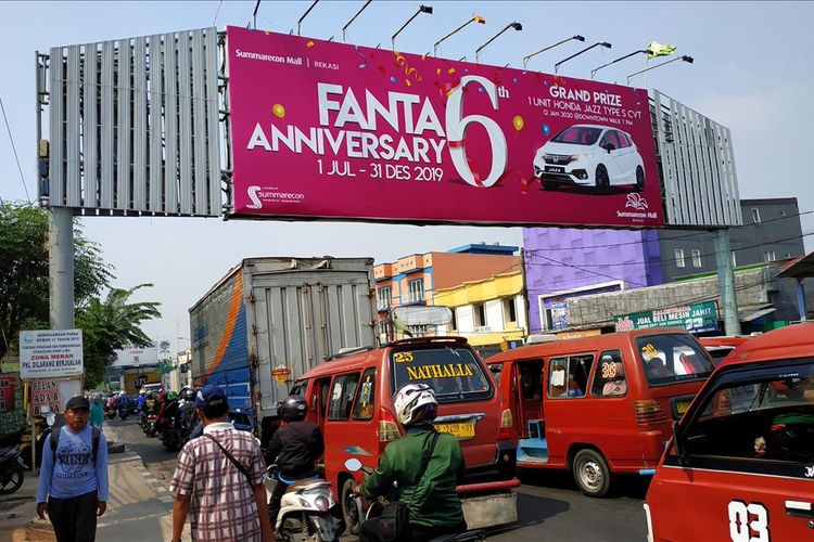 Reklame di Jalan Sultan Agung, Bekasi, Jawa Barat.