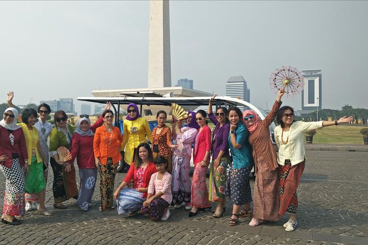 Perempuan Indonesia Berkebaya di Monas, Gambir, Jakarta Pusat, Selasa (2/7/2019).