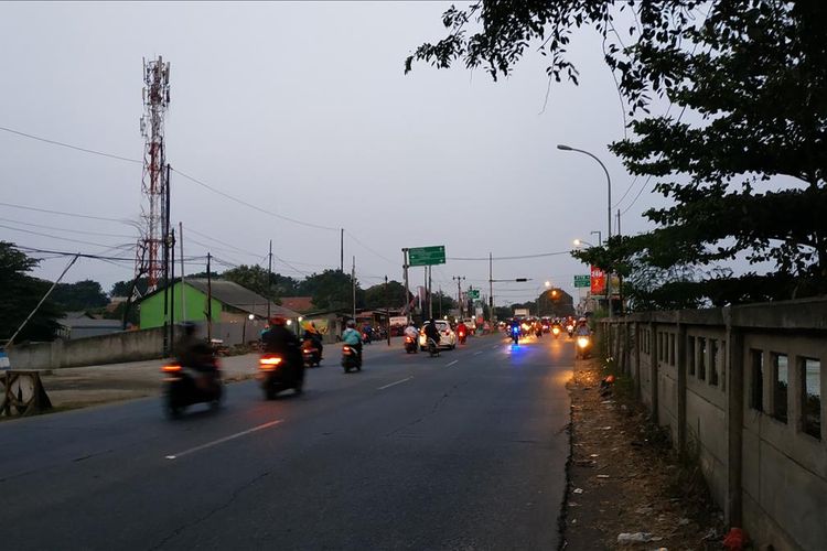 Jalan Inspeksi Kalimalang di Cibitung, Bekasi, Jawa Barat lancar meskipun terjadi penutupan sebagian lajur di ruas tol Jakarta-Cikampek di sekitar Cibitung, Selasa (2/7/2019).