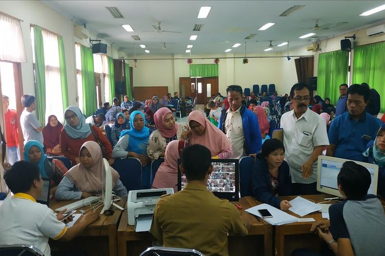Para orangtua murid menyambangi kantor Disdik Kota Bekasi pada hari kedua penerimaan peserta didik baru (PPDB) online, Selasa (2/7/2019) untuk mengajukan perbaikan radius rumah ke sekolah.