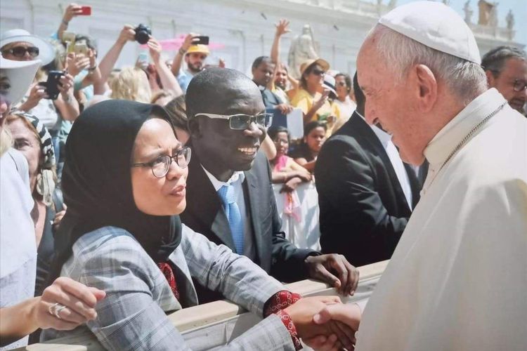 Dewi Praswida, perempuan asal Indonesia bersalaman dan berdialog dengan Paus Fransiskus di Vatikan, Roma, 26 Juni 2019