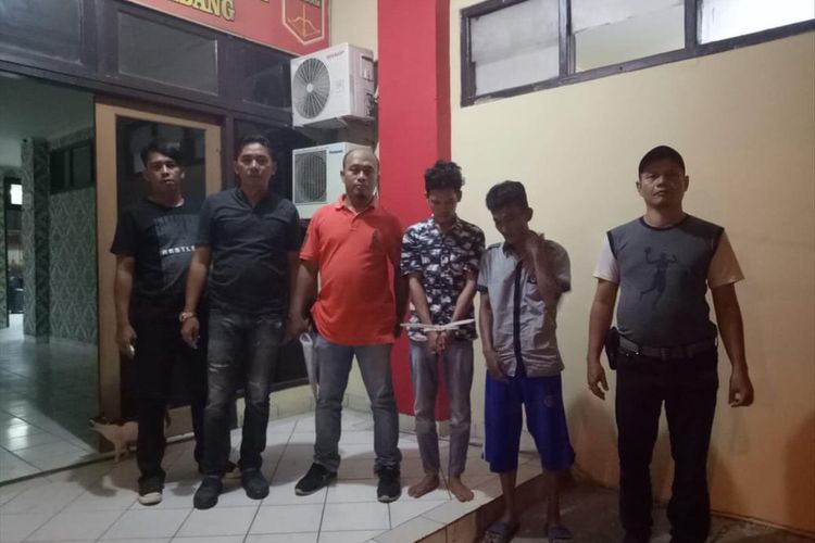 Rahmat Yunizar (21) bersama rekannya Yuniar yang mengaku menjadi korban begal diamankan oleh Satreskrim Polresta Palembang, Selasa (2/7/2019). Dari hasil pemeriksaan, ternyata mereka telah membuat laporan palsu.