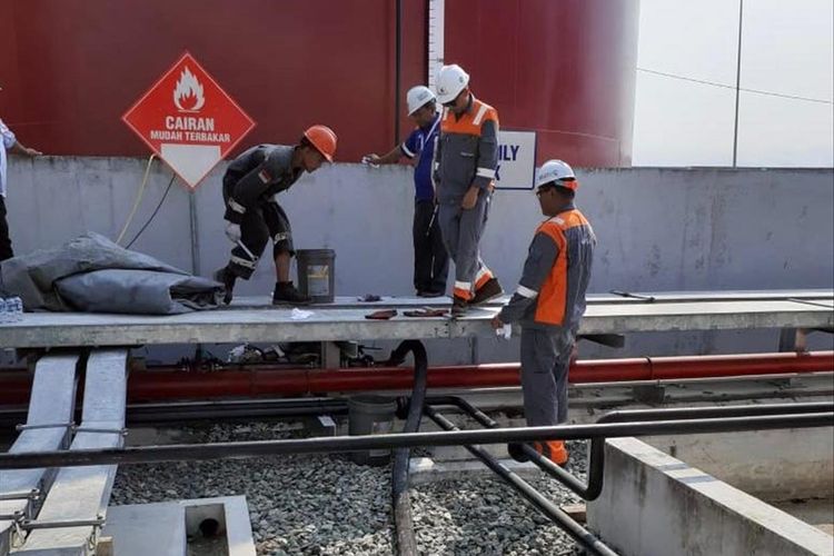 Petugas PLN yang ada di PLTMG Holtekam, Kota Jayapura, Papua, sedang memeriksa kerusakan yang terjadi di sistem suplai bahan bakar pada salah satu mesin pembangkit (2/07/2019)