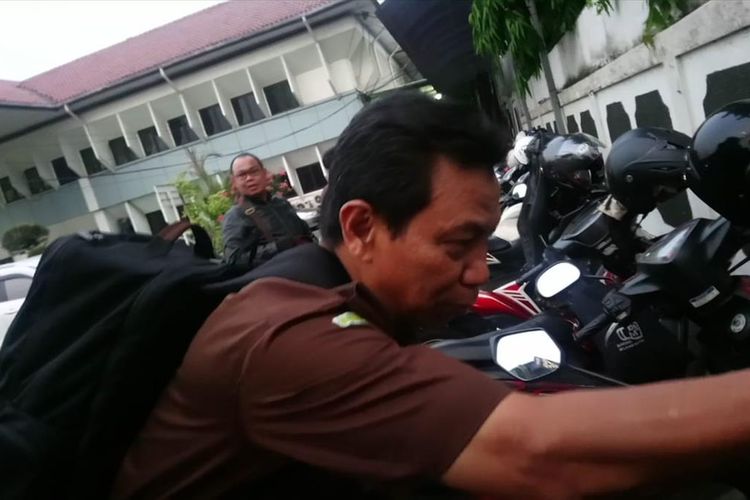 Jaksa Penuntut Umum, Feri P Ekawirya  usai jalani sidang kasus perusakan dan penghilang barang kasus pengaturan skor liga 1 di Pengadilan Negeri Jakarta Selatan, Selasa (2/7/2019)