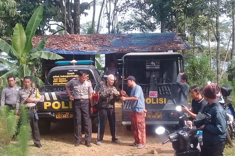 Anggota polisi bersama masyarakat berjaga pasca-penyerangan babi hutan di Desa Windujaya dan Melung, Kecamatam Kedungbanteng, Kabupaten Banyumas, Jawa Tengah, Selasa (2/7/2019