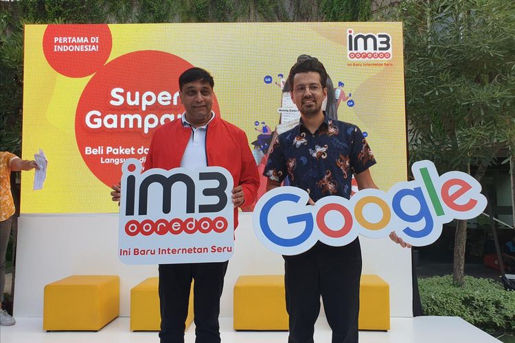 (kiri) Fikram Sinha (Director dan COO Indosat Ooredoo) dan Mahir Sahin, Director Android and Play Partnership Southeast Asia & South Asia Google (kanan) membuka peluncuran Mobile Data Plan