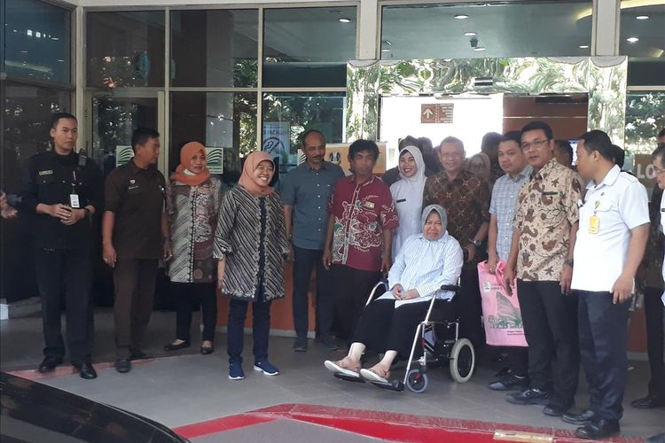 Wali Kota Surabaya Tri Rismaharini keluar dari gedung Graha AmertA RSUD Dr Soetomo, Surabaya, Jawa Timur, didampingi keluarga dan pejabat Pemkot Surabaya, Rabu (3/7/2019). Kondisi kesehatan Risma telah membaik dan sudah bisa pulang.