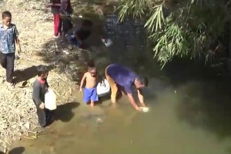 Warga di Desa Jayagiri, Sindangbarang, Cianjur, Jawa Barat memanfaatkan air selokan untuk kebutuhan MCK karena dilanda kekeringan