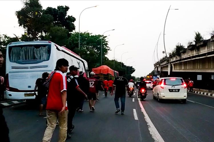 Suporter Persija Jakarta meluber ke badan Jalan Jenderal Ahmad Yani selepas pertandingan versus PSS Sleman, Rabu (3/7/2019).